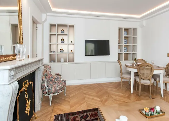 Luxury Montaigne Apartment